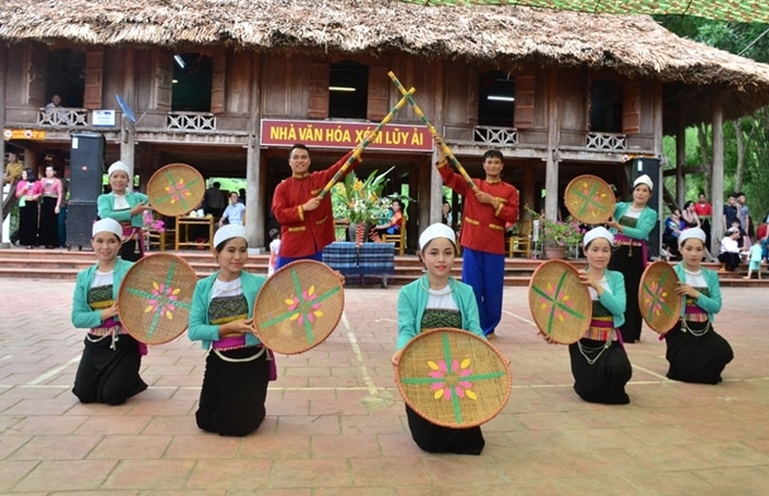 Đời sống văn hóa của đồng bào dân tộc thiểu số xóm Lũy Ải, xã Phong Phú, huyện Tân Lạc