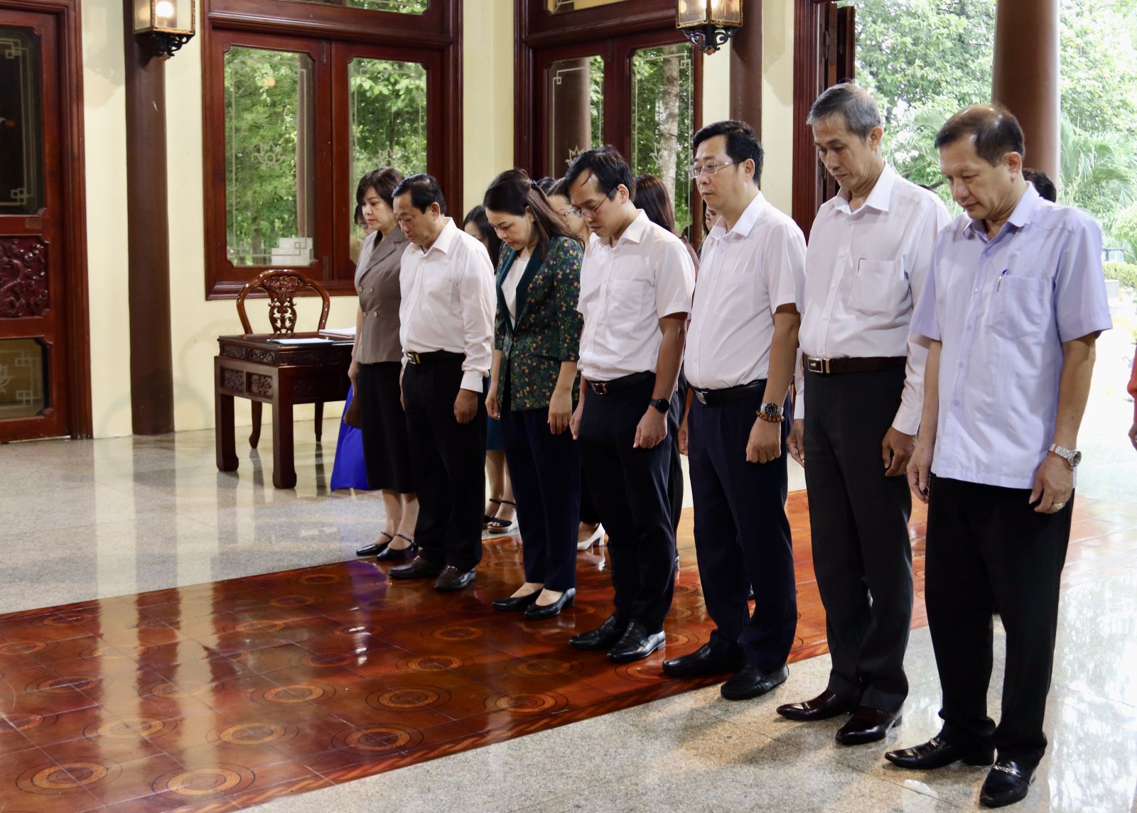 Các thành viên trong đoàn đã dành một phút mặc niệm để bày tỏ lòng thành kính và biết ơn vô hạn đối với công lao to lớn của Chủ tịch Tôn Đức Thắng, người chiến sĩ cộng sản trung kiên, nhà lãnh đạo gương mẫu, hết lòng vì nước vì dân, người con ưu tú của quê hương An Giang, của Nam Bộ thành đồng.