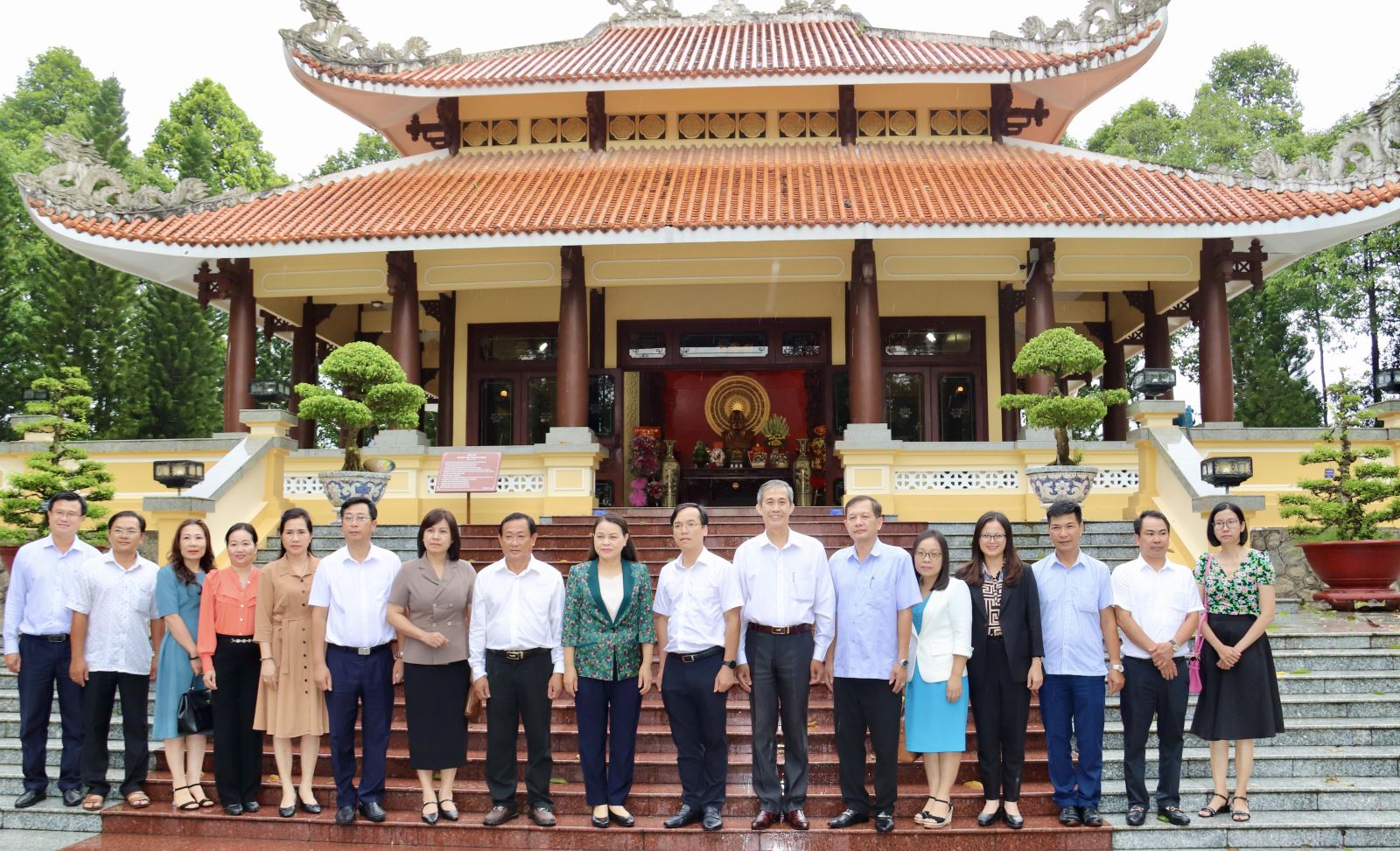 Phó Chủ tịch - Tổng Thư ký Nguyễn Thị Thu Hà cùng đoàn chụp ảnh lưu niệm tại Đền thờ Chủ tịch Tôn Đức Thắng,