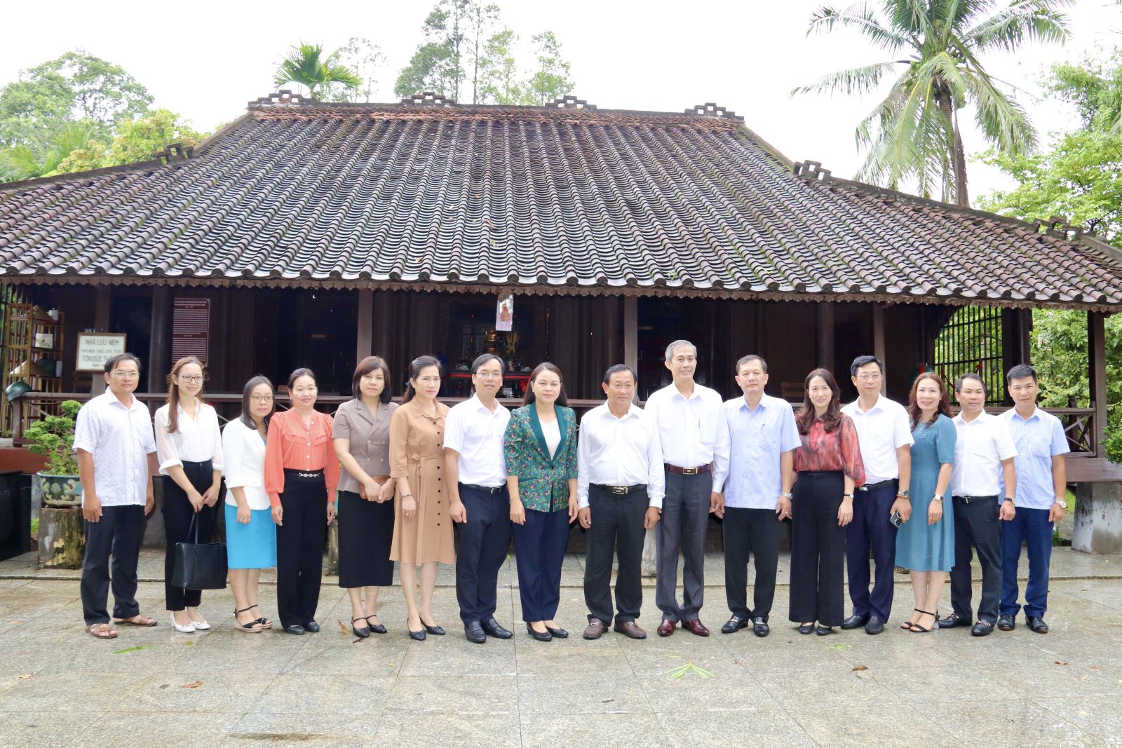 Phó Chủ tịch - Tổng Thư ký Nguyễn Thị Thu Hà cùng các thành viên trong đoàn chụp ảnh lưu niệm tại nhà lưu niệm thời niên thiếu của Chủ tịch Tôn Đức Thắng.