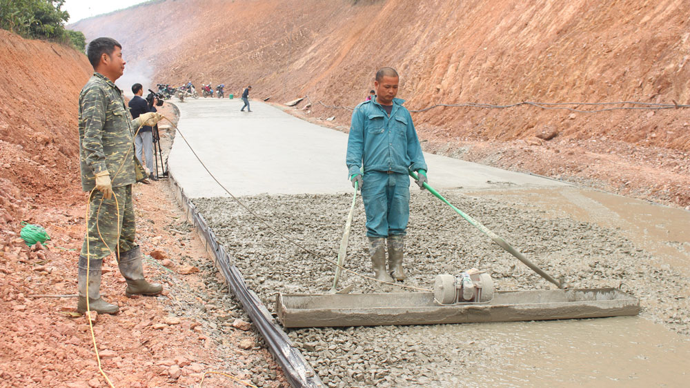 Thi công tuyến đường nối thôn Việt Tiến, xã Giáo Liêm với thôn Hiệp Reo, xã Vĩnh An (cùng huyện Sơn Động, tỉnh Bắc Gaing).