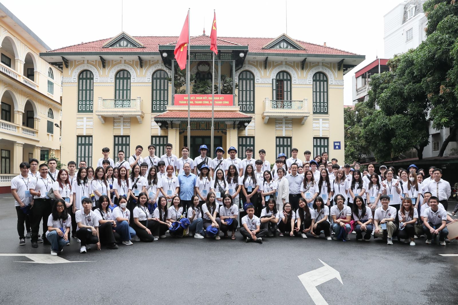 Phó Chủ tịch Hoàng Công Thủy chụp ảnh lưu niệm cùng Đoàn đại biểu kiều bào trẻ tham dự "Trại hè Việt Nam 2023". 