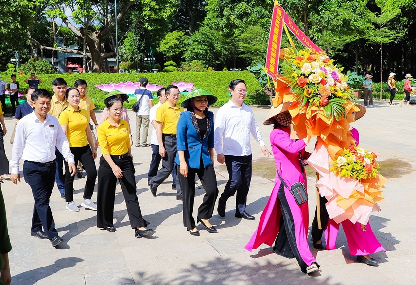 Phó Chủ tịch - Tổng Thư ký UBTƯ MTTQ Việt Nam Nguyễn Thị Thu Hà và Đoàn công tác dâng hoa tại Khu di tích Kim Liên, Nam Đàn nhân chuyến thăm, tặng quà tại Nghệ An.