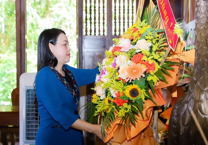 Dâng hương lên anh linh Chủ tịch Hồ Chí Minh, Phó Chủ tịch - Tổng Thư ký UBTƯ MTTQ Việt Nam cùng Đoàn công tác bày tỏ lòng biết ơn vô hạn và kính trọng sâu sắc đối với công lao trời biển của Người.