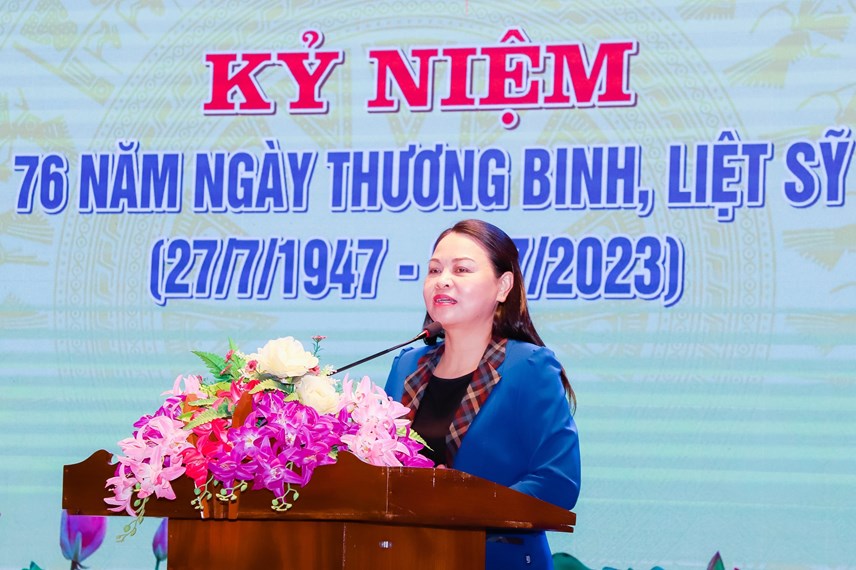 Phó Chủ tịch- Tổng Thư ký UBTƯ MTTQ Việt Nam Nguyễn Thị Thu Hà phát biểu tri ân các thương binh, vợ liệt sĩ đang được chăm sóc tại Trung tâm.