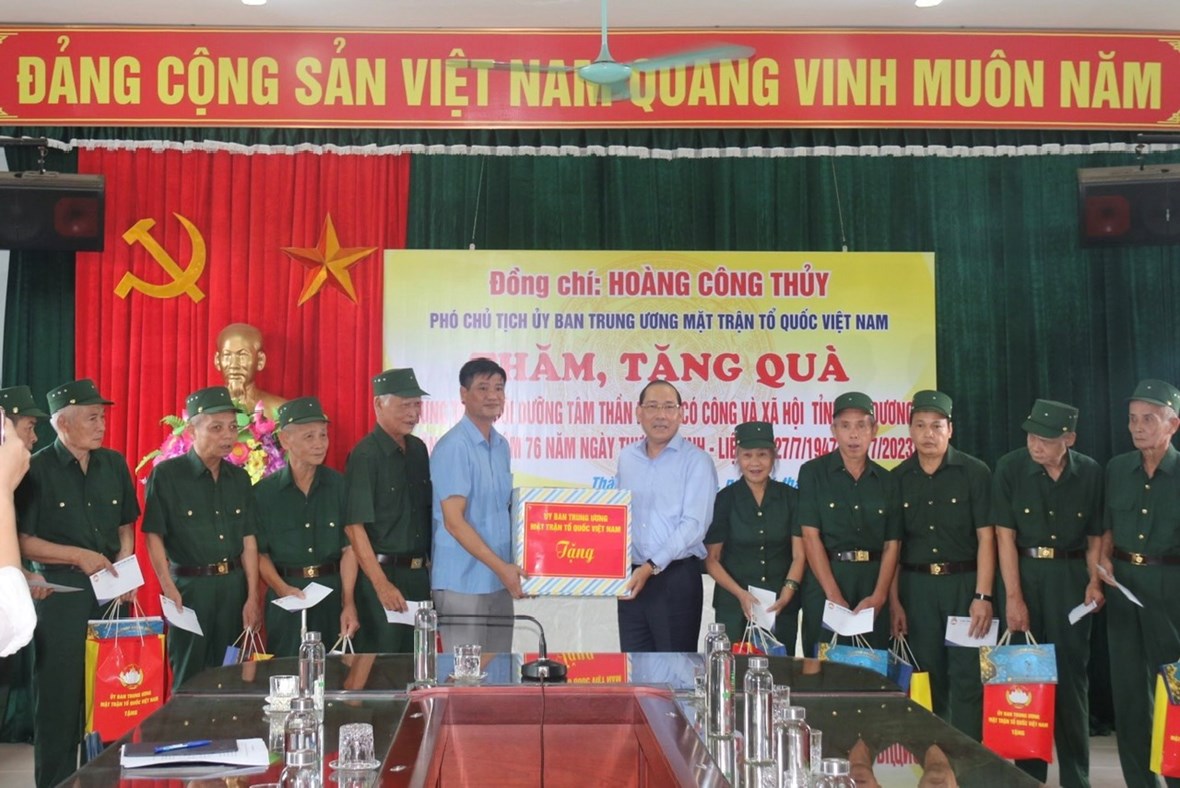 Phó Chủ tịch Hoàng Công Thủy trao quà cho Trung tâm nuôi dưỡng tâm thần người có công và xã hội tỉnh Hải Dương.