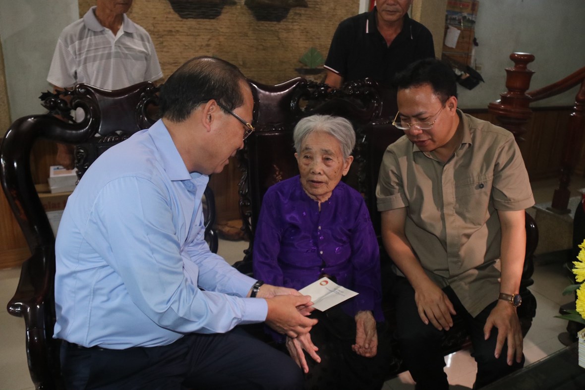 Phó Chủ tịch Hoàng Công Thủy thăm và tặng quà Mẹ Việt Nam Anh hùng Nguyễn Thị Thu (sinh năm 1923), tại phường Sao Đỏ, thành phố Chí Linh.