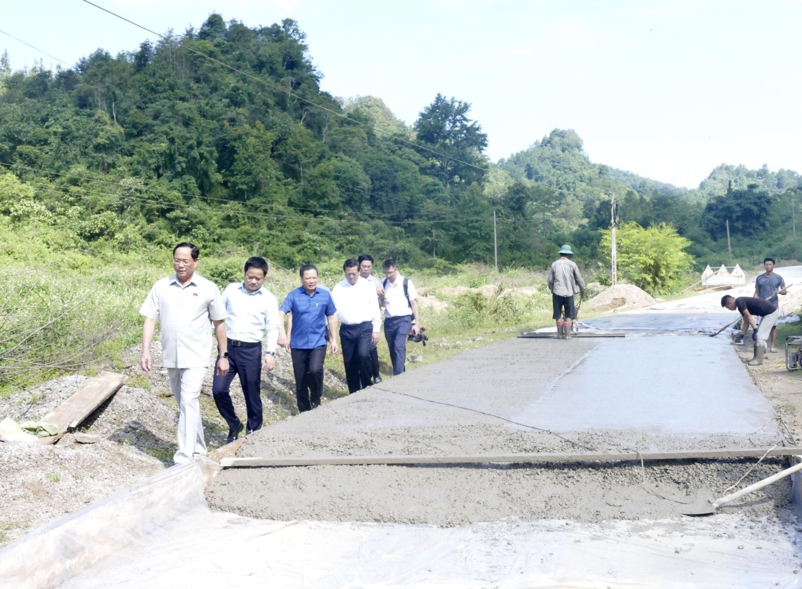 Đoàn Giám sát của Quốc hội về triển khai thực hiện các nghị quyết của Quốc hội về các CTMTQG khảo sát dự án công giao thông nông tại xã Quang Trung - Tri Phương, huyện Trùng Khánh, tỉnh Cao Bằng 