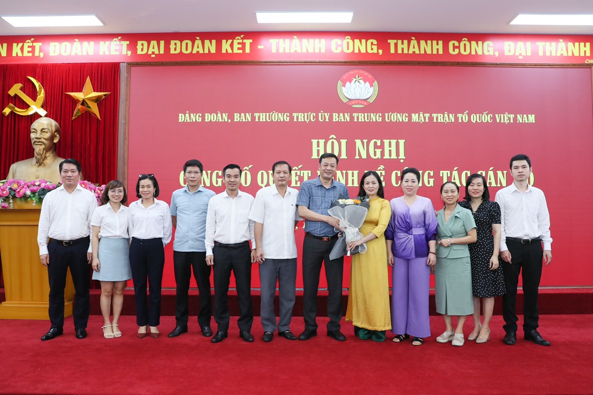 Lãnh đạo các Ban, đơn vị Cơ quan UBTƯ MTTQ Việt Nam tặng hoa chúc mừng bà Nông Thị Mai Huyền. 