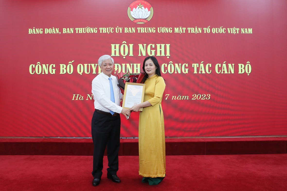 Bí thư Trung ương Đảng, Bí thư Đảng đoàn, Chủ tịch UBTƯ MTTQ Việt Nam Đỗ Văn Chiến trao Quyết định cho bà Nông Thị Mai Huyền.