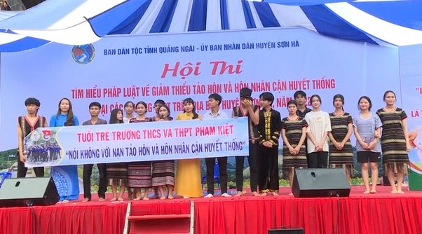 tBan Dân tộc tỉnh Quảng Ngãi tổ chức tuyên truyền tại trường học về "nói không với nạn tảo hôn, hôn nhân cận huyết thống" 