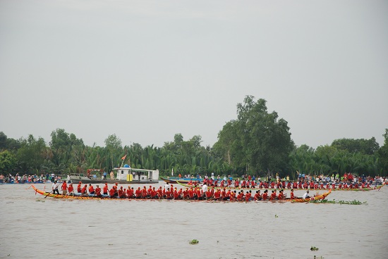 Lễ hội đua ghe của đồng bào dân tộc Kherme tại sông Cái Lớn, Kiên Giang