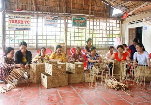 Tổ hợp tác đan đát tại ấp Thời Hòa B, thị trấn Cờ Đỏ, huyện Cờ Đỏ, thành phố Cần Thơ giúp nhiều ngừoi dân tộc Khmer có việc làm