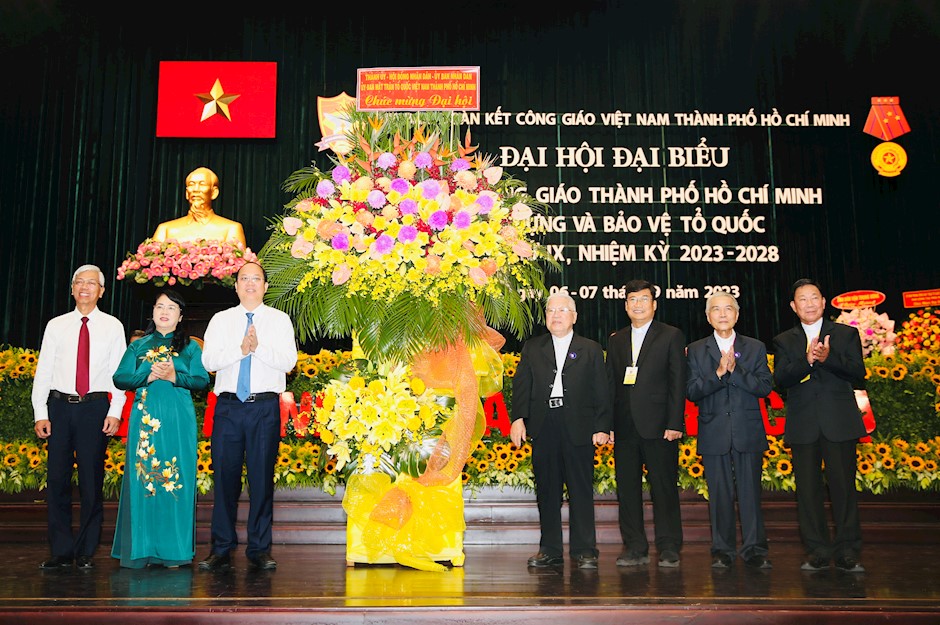 Phó Bí thư Thành ủy TPHCM Nguyễn Hồ Hải cùng lãnh đạo TP tặng hoa chúc mừng Đại hội