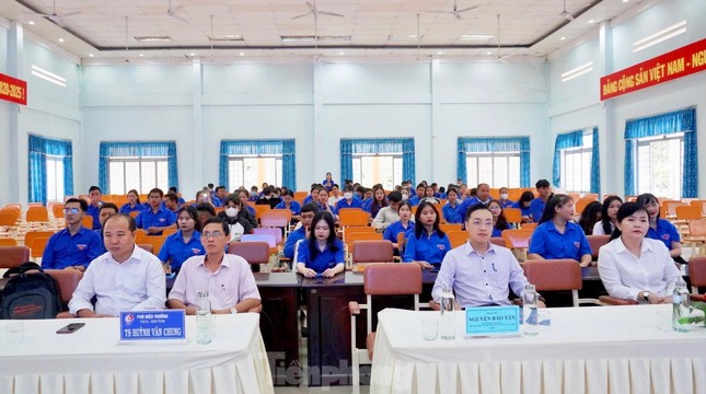 Đại biểu và đoàn viên thanh niên tỉnh Kon Tum tại Hội nghị tập huấn khởi nghiệp cho thanh niên vùng đồng bào DTTS 