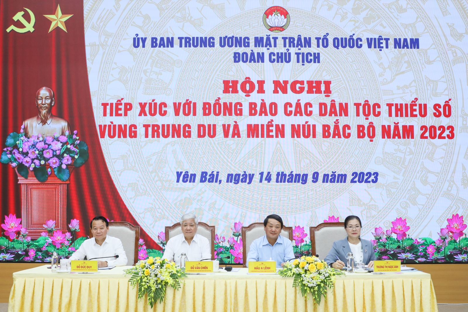 Chủ trì Hội nghị.