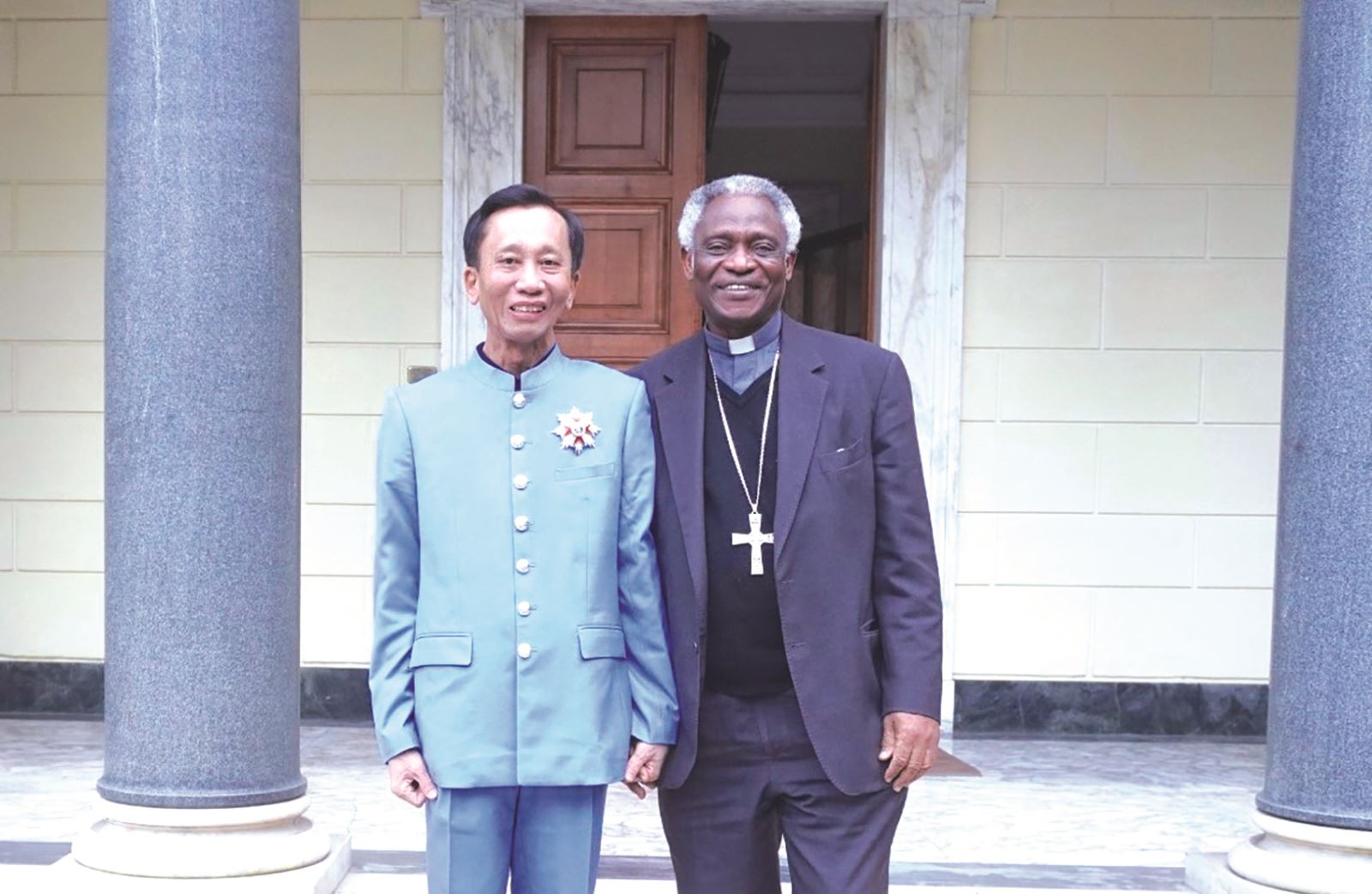 Hiệp sĩ Đại Thánh giá Gioan Baotixita Lê Đức Thịnh (bên trái) và Đức Hồng y Peter Turkson - nguyên Tổng trưởng Thánh Bộ Phát triển Con người Toàn diện.	