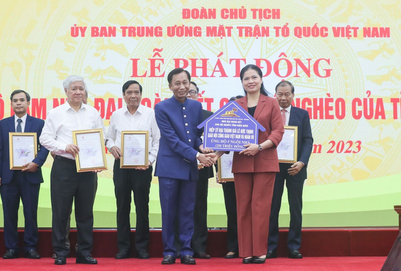 Hiệp sĩ Đại Thánh giá Gioan Baotixita Lê Đức Thịnh ủng hộ xây nhà Đại đoàn kết cho người nghèo tại tỉnh Điện Biên.	