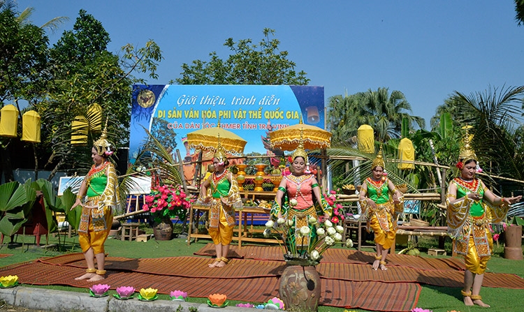 Đồng bào Khmer tỉnh Trà Vinh biểu diễn điệu múa Kin nor.