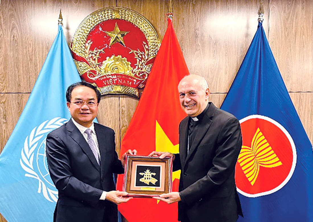 Thứ trưởng Bộ Nội vụ Vũ Chiến Thắng tặng quà Đức Tổng Giám mục Gabriele Caccia, Đại diện Tòa Thánh Vatican tại Liên hợp quốc.