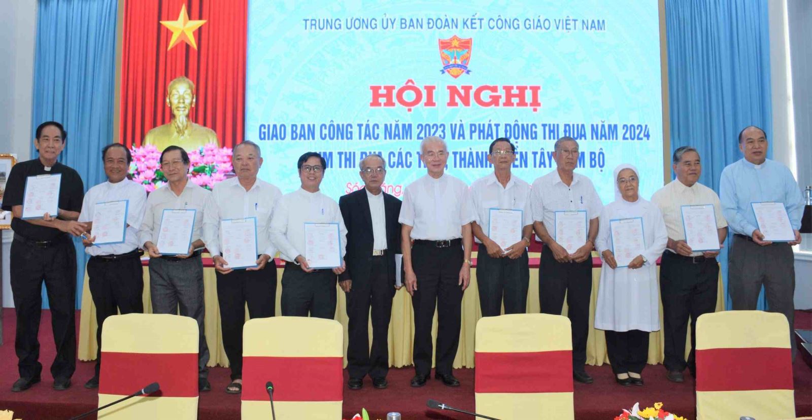 Các đơn vị trong cụm thi đua các tỉnh, thành phố Tây Nam Bộ ký giao ước thi đua năm 2024.