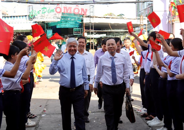 Bí thư Trung ương Đảng, Chủ tịch UBTƯ MTTQ Việt Nam Đỗ Văn Chiến dự Ngày hội ở khu dân cư 12.