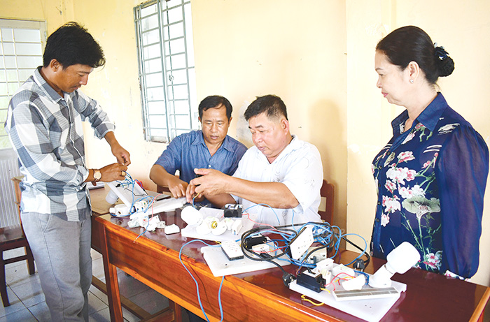 Học viên người dân tộc thiểu số ấp Năm Chùa, xã Nam Thái, huyện An Biên (Kiên Giang) có thêm thu nhập từ nghề điện dân dụng.