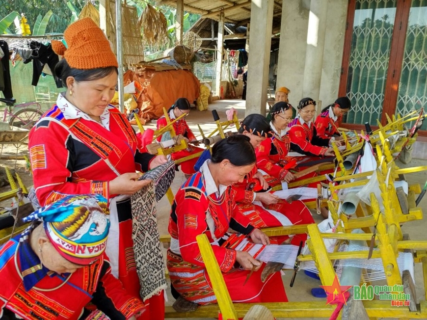 Phụ nữ dân tộc Pà Thẻn thôn Mác Thượng, xã Tân Trịnh, huyện Quang Bình dệt thổ cẩm vừa tạo thu nhập, vừa góp phần bảo tồn bản sắc văn hóa