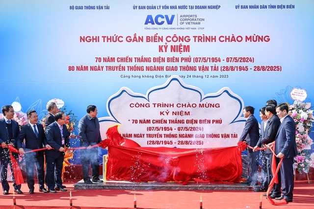 Thủ tướng Phạm Minh Chính và các đại biểu cắt băng khánh thành dự án