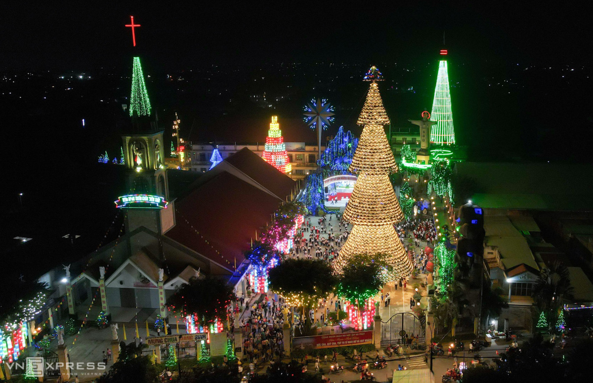 Cây thông Noel tại nhà thờ Hà Phát (Biên Hòa, Đồng Nai). 