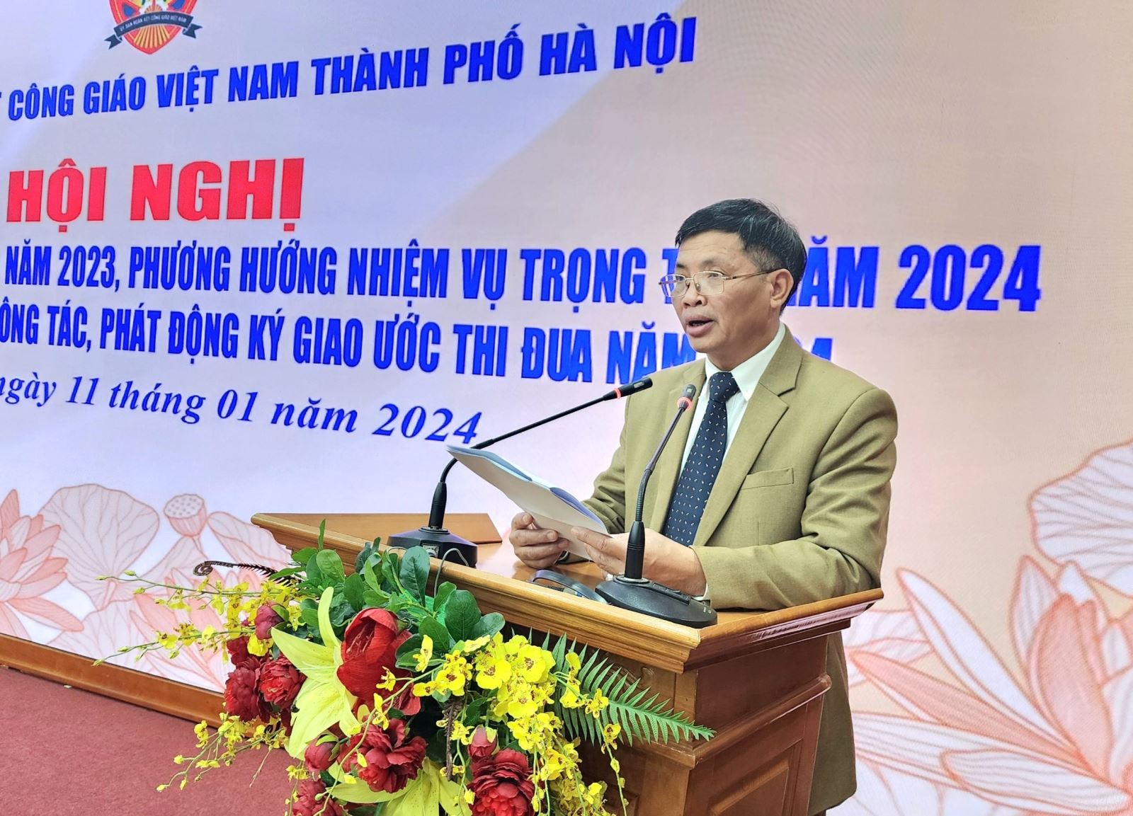 ông Gioan Baotixita Lê Thành Minh thay mặt Ban Thường trực Ủy ban Đoàn kết Công giáo TP Hà Nội báo cáo tại Hội nghị