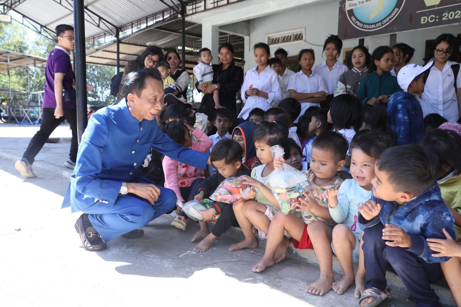 Hiệp sĩ Đại Thánh giá Lê Đức Thịnh tặng quà cho các em nhỏ đang được các sơ Dòng ảnh Phép lạ nuôi dưỡng, chăm sóc tại Mái ấm Vinh Sơn 2.