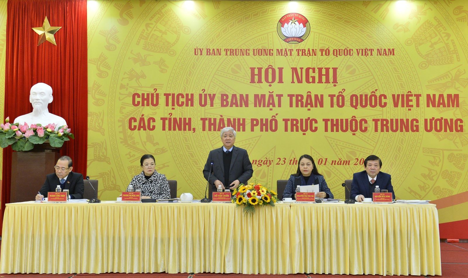 Các vị chủ trì Hội nghị. 