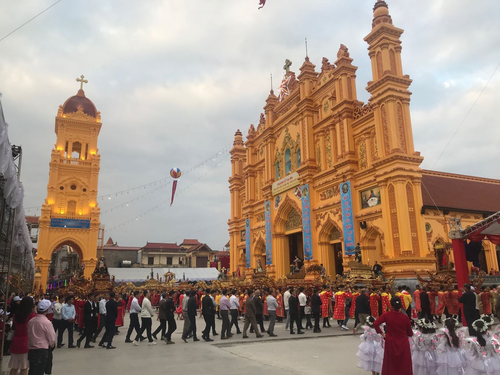 Lễ tạ ơn, khánh thành và cung hiến Đền thánh Trung Lao. 