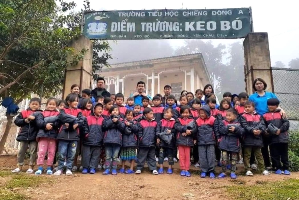 Các em học sinh tại vùng núi Tây Bắc được Nhóm Bắc Ái OMI trao tặng áo ấm