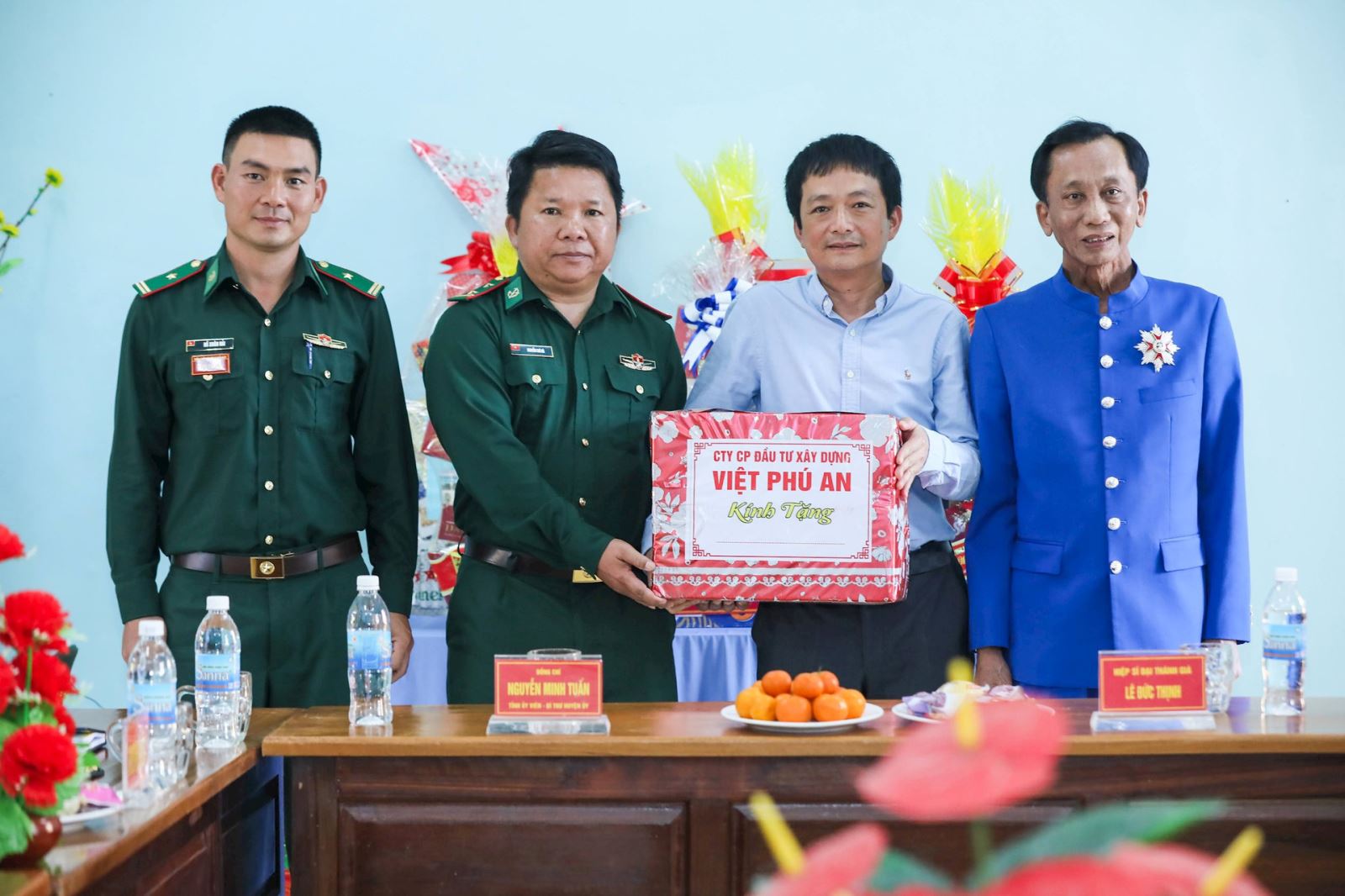 Ông Đặng Văn Thanh, Tổng Giám đốc Công ty Cổ phần Đầu tư Xây dựng Việt Phú An trao tặng quà Tết cho cán bộ, chiến sĩ Đồn Biên phòng Rờ Kơi.
