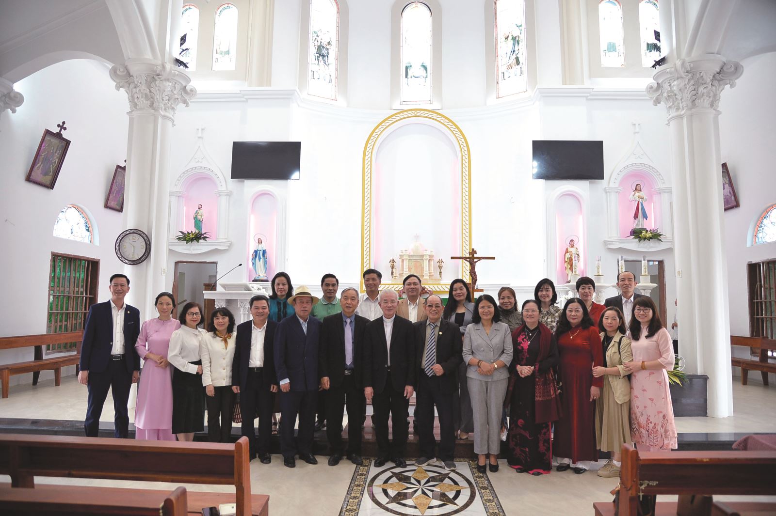 Đoàn chụp hình lưu niệm với linh mục Giuse Trần Xuân Mạnh. 