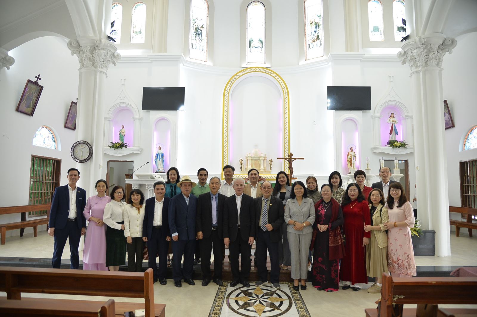 Đoàn chụp hình lưu niệm với linh mục Giuse Trần Xuân Mạnh. 