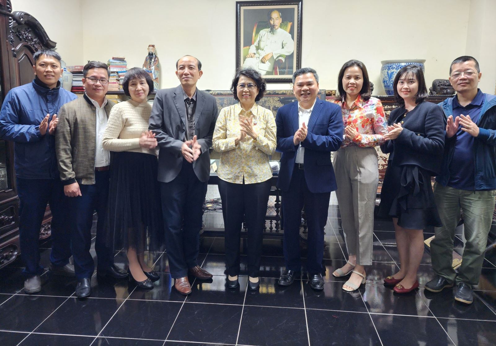 Phó Chủ tịch Tô Thị Bích Châu (đứng giữa) cùng tập thể báo Người Công giáo Việt Nam.