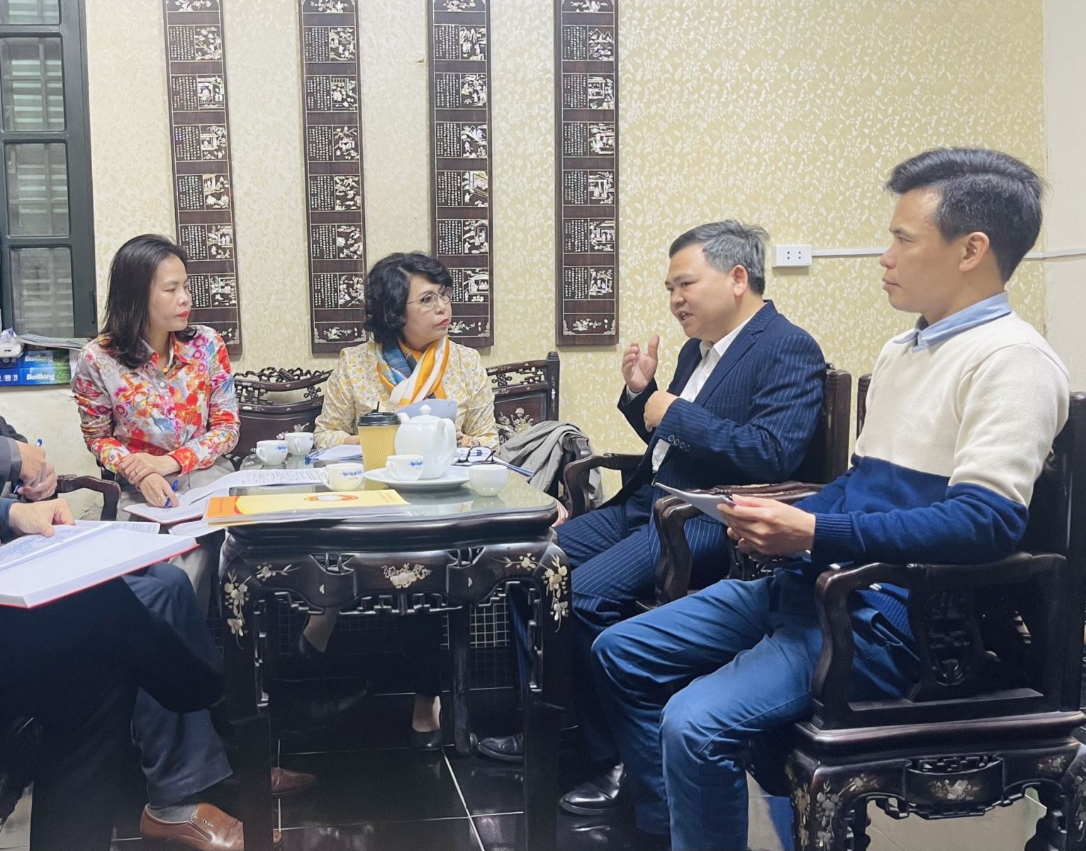 Tổng Biên tập Vũ Thành Nam báo cáo với Phó Chủ tịch Tô Thị Bích Châu tại buổi thăm và làm việc.