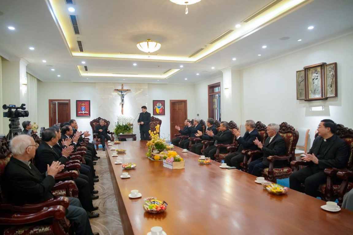 Đại diện Tòa Thánh Vatican thường trú tại Việt Nam, Đức Tổng Giám mục Marek Zalewski cám ơn sự đón tiếp của quý Đức cha Giáo tỉnh Hà Nội, quý cha, quý sơ và mọi người hiện diện tại Tòa Tổng Giám mục Hà Nội. 