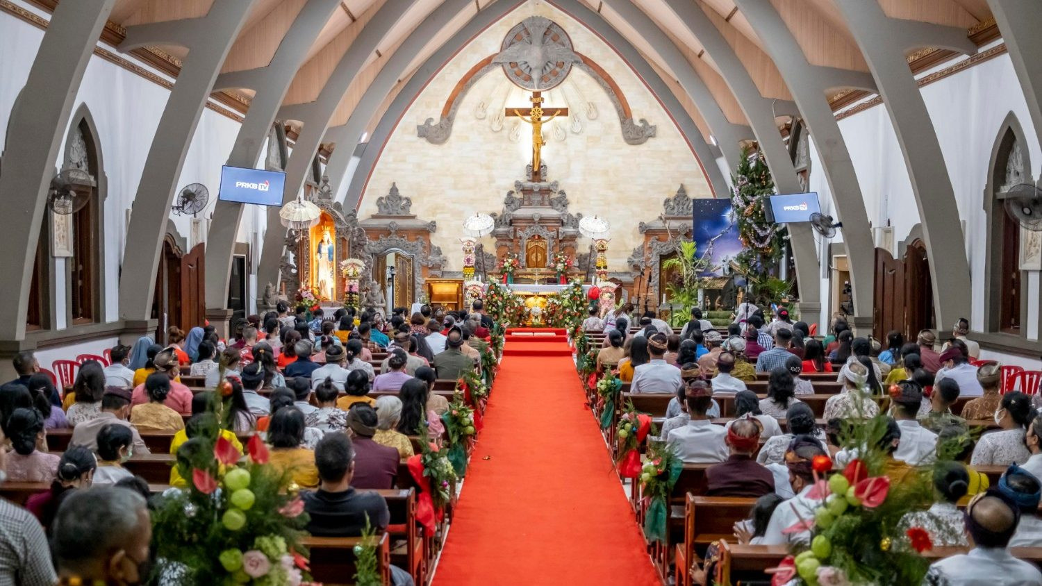Thánh lễ đêm Giáng snh tại một nhà thờ ở Indonesia.