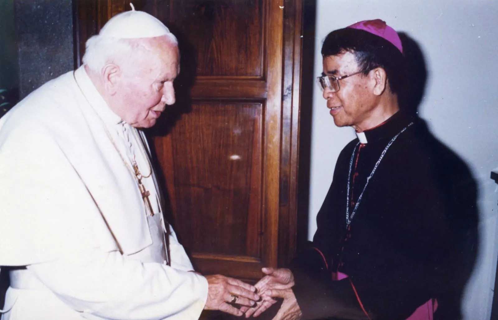 Ðức Thánh Giáo hoàng Gioan Phaolô II và Đức Giám mục GB. Bùi Tuấn