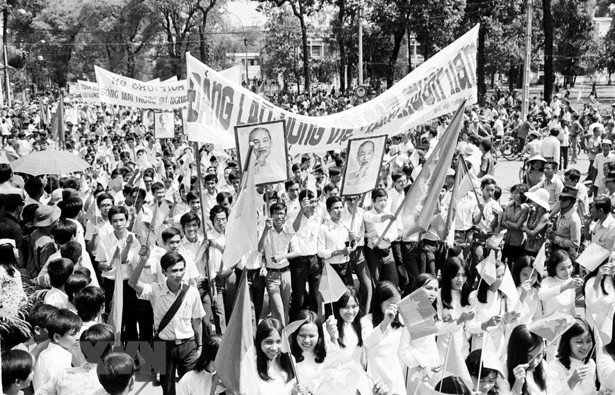 Nhân dân Sài Gòn diễu hành mừng thành phố được giải phóng (ngày 15/5/1975)