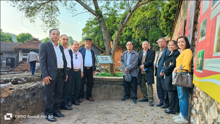 Bên cây đào Tô Hiệu tại Di tích lịch sử nhà tù Sơn La. 