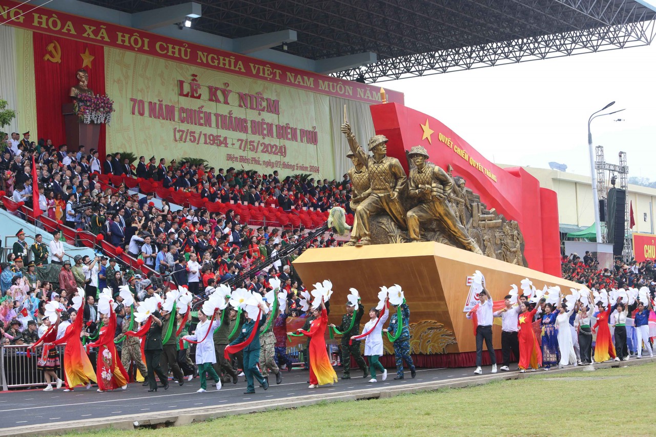 Xe mô hình biểu tượng 70 năm Chiến thắng Điện Biên Phủ tiến qua lễ đài.