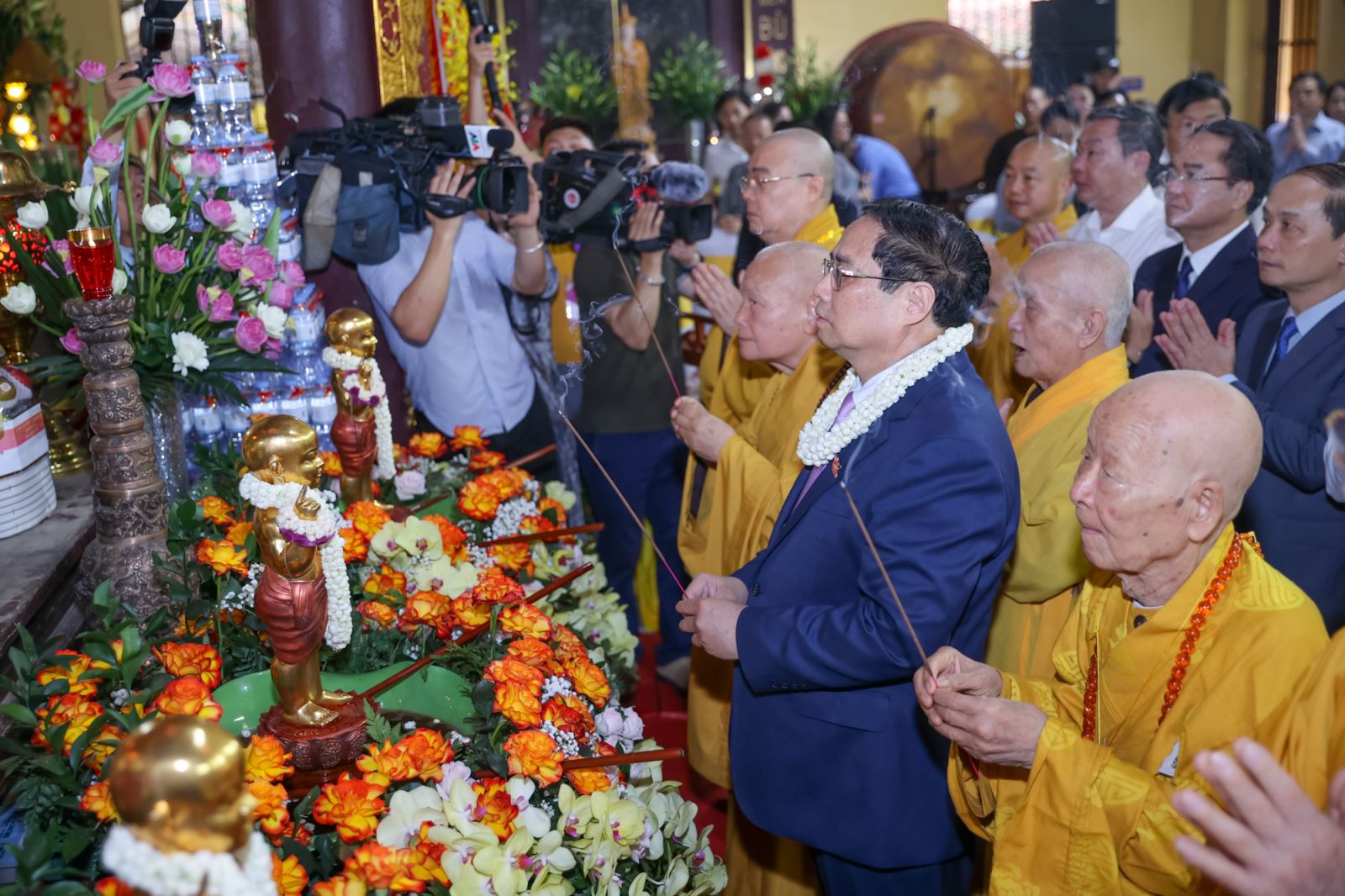 Thủ tướng cùng Hội đồng Trị sự Giáo hội Phật giáo Việt Nam thắp hương cầu cho quốc thái dân an 