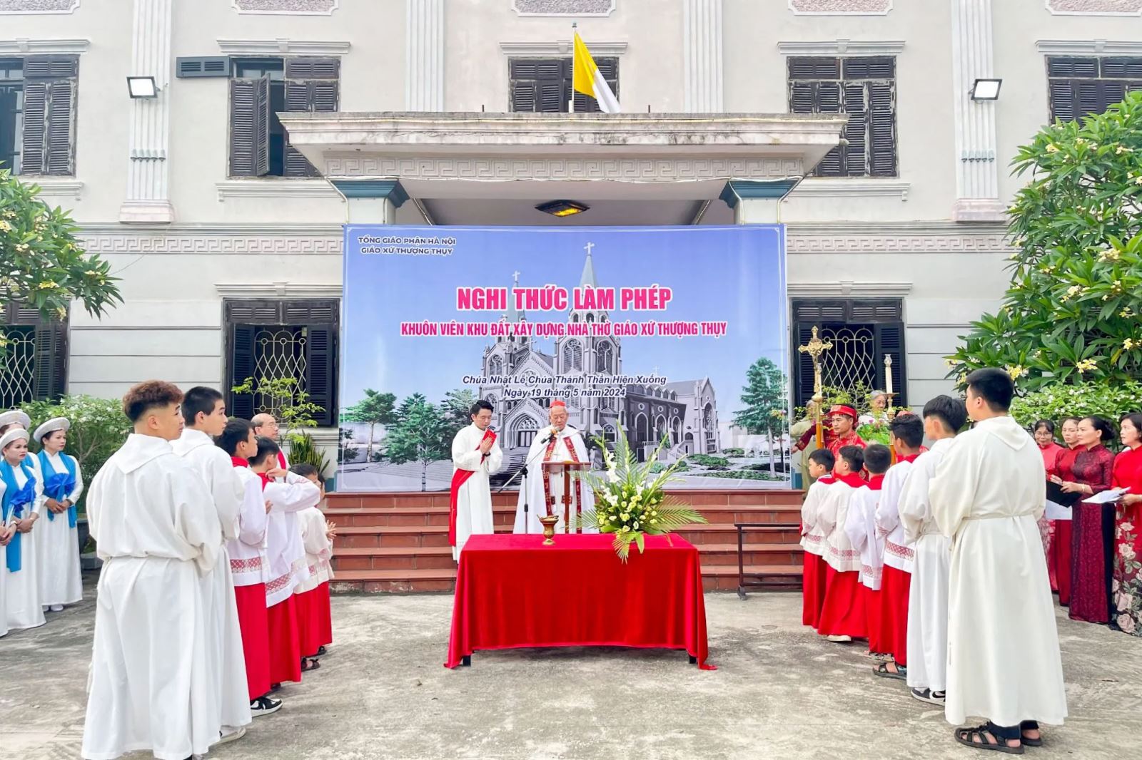 Đức Hồng y Phêrô Nguyễn Văn Nhơn chủ sự nghi thức làm phép khu đất xây dựng nhà thờ giáo xứ Thượng Thụy.