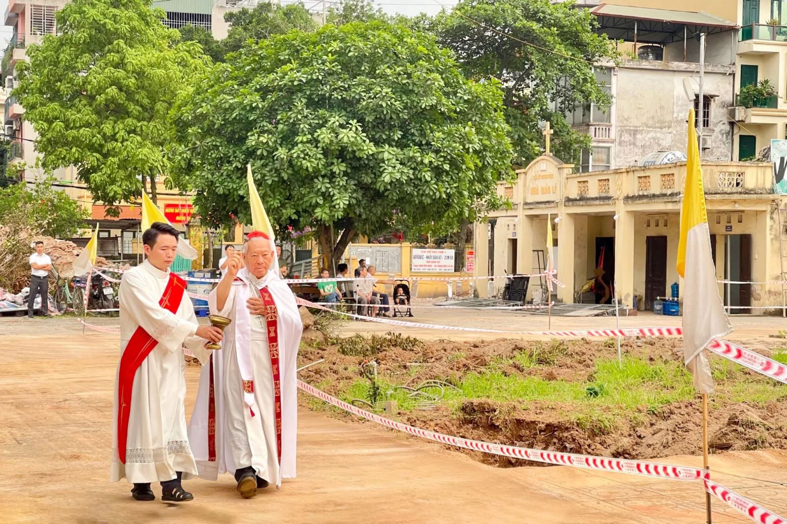 Đức Hồng y Phêrô làm phép khu đất xây dựng nhà thờ mới. 