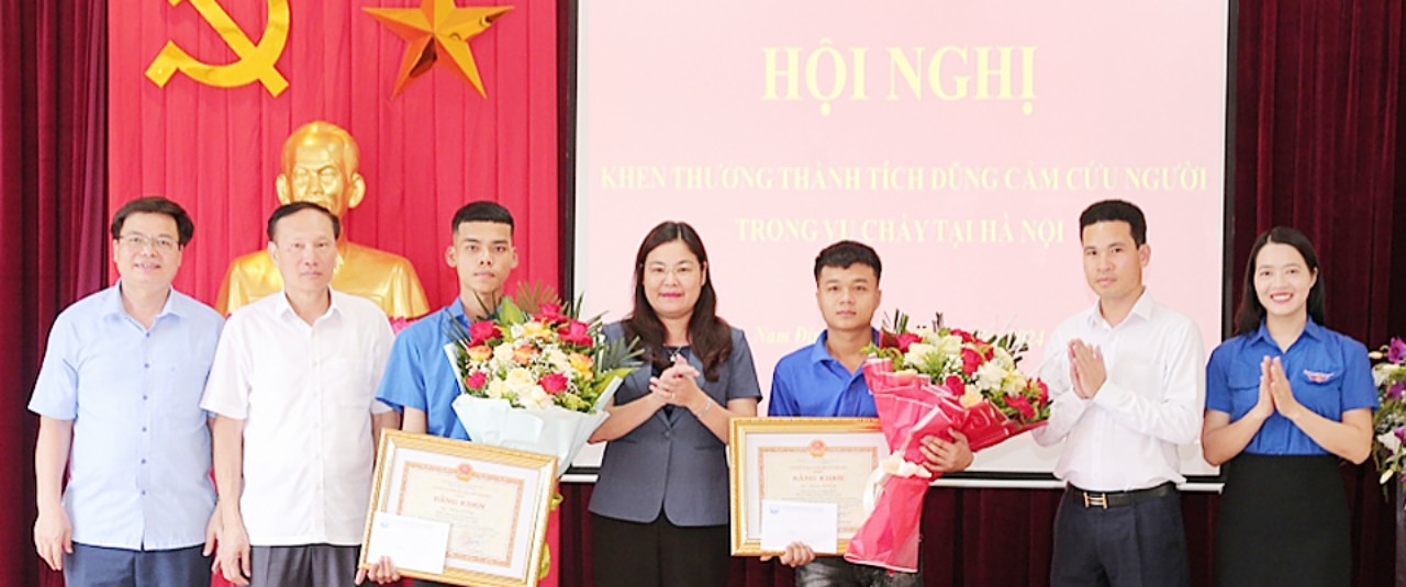 Bà Hà Lan Anh, Tỉnh ủy viên, Phó Chủ tịch UBND tỉnh Nam Định; Ông Triệu Văn Thái, TUV, Bí thư Tỉnh Đoàn Nam Định và các đại biểu trao tặng bằng khen chúc mừng 2 thanh niên Đồng Văn Tuấn và Hoàng Anh Tuấn